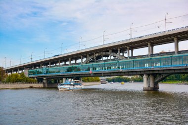 Rusya, Moskova, 11 Mayıs 2018. Köprü - metro istasyonu Vorobyovy kanlı