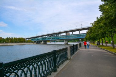 Rusya, Moskova, 11 Mayıs 2018. Köprü - metro istasyonu Vorobyovy kanlı