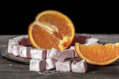 Türk Lokumu, portakal dilimleri ile Doğu incelik