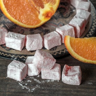 Türk Lokumu, portakal dilimleri ile Doğu incelik