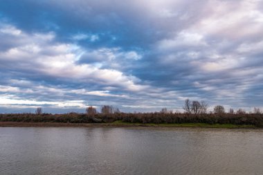 Sakin bir düz nehir yatağı