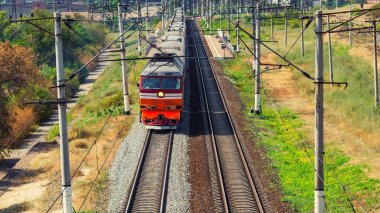 Yaklaşan yolcu treni, demiryolu