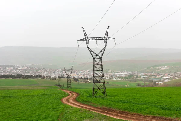 Líneas Eléctricas Soportan Largo Camino Tierra Campos Agrícolas —  Fotos de Stock