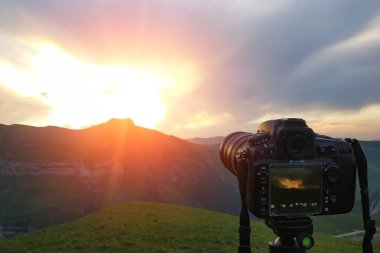 Dağlar sahne çekim bir tripod üzerinde kamera