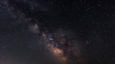 Samanyolu yıldızlı gece gökyüzü üzerinde