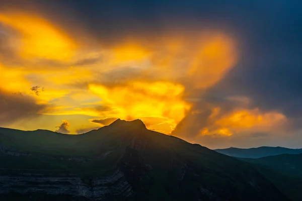 Pôr Sol Brilhante Colorido Nas Montanhas Cáucaso — Fotografia de Stock