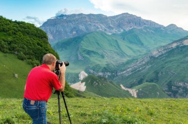 Doğa fotoğrafçısı dağlarında atış almak