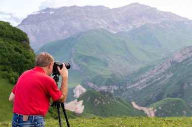 Doğa fotoğrafçısı dağlarında atış almak