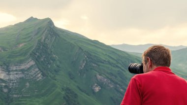 Doğa fotoğrafçısı dağlarında atış almak