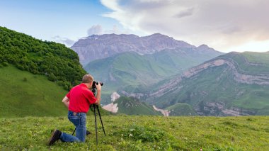 Doğa fotoğrafçısı dağlarında atış almak