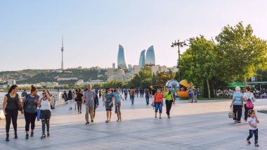 Bakü, Azerbaycan, 03 Temmuz 2018. Şehrin sokaklarında yürürken turist