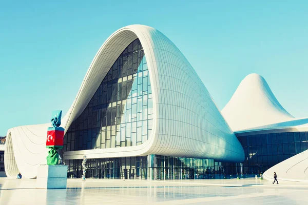 Bâtiment du Centre Heydar Aliyev avec auditorium, galerie et musée. Conçu par l'architecte de renommée mondiale Zaha Hadid . — Photo