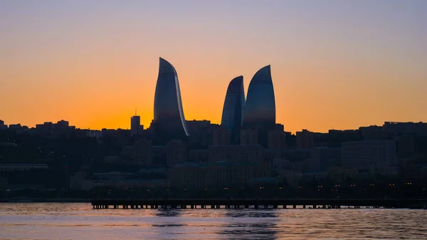 Láng tornyok business center napnyugta időpontja — Stock Fotó