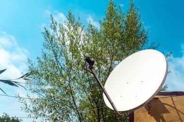 Uydu çanağı bir ev duvarında