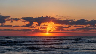 Deniz kıyısı parlak renkli sunrise