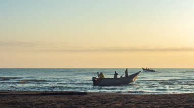 Balıkçılar denize gitmek için hazırlanıyorlar