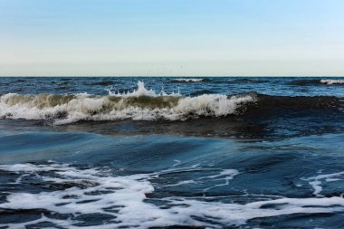 Güçlü deniz dalgaları sıçrama, doğal arka plan