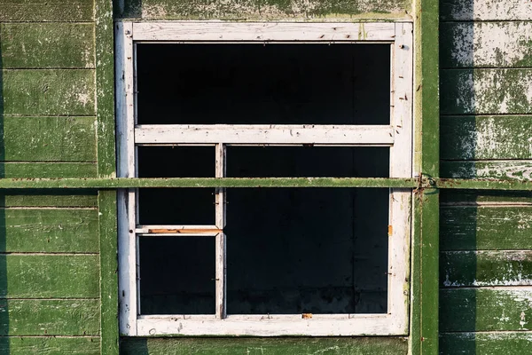 Окно Заброшенного Деревянного Дома — стоковое фото