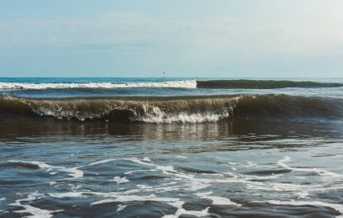 Güçlü deniz dalgaları sıçrama, güzel doğal arka plan