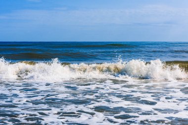 Güçlü deniz dalgaları sıçrama, güzel doğal arka plan