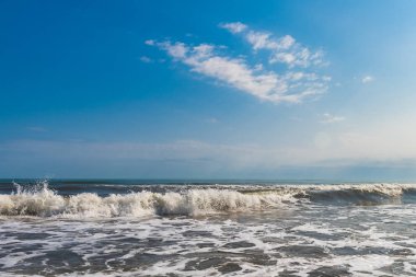 Güçlü deniz dalgaları sıçrama, güzel doğal arka plan