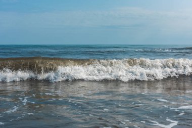 Güçlü deniz dalgaları sıçrama, güzel doğal arka plan