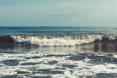 Güçlü deniz dalgaları sıçrama, güzel doğal arka plan