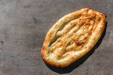 Ahşap arka plan üzerinde geleneksel Doğu ekmek