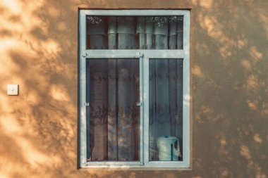 Cibinlik evin duvarında ile açık bir pencere