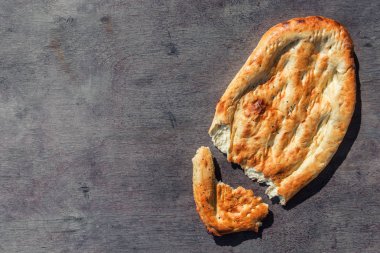 Ahşap arka plan üzerinde geleneksel Doğu ekmek