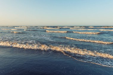 Güçlü deniz dalgaları sıçrama, doğal arka plan