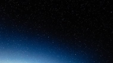 Gece gökyüzünde yıldız ve galaksi uzay, evren arka plan