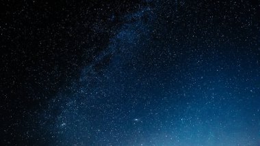 Gece gökyüzünde yıldız ve galaksi uzay, evren arka plan
