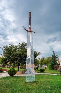 Xaçmaz, Azerbaycan - Eylül 02. 2018. Şehir Parkı, kılıç yerdeki heykellerinde