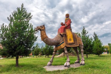 Xaçmaz, Azerbaycan - Eylül 02. 2018. heykeller Şehir Parkı, deve Rider