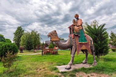 Xaçmaz, Azerbaycan - Eylül 02. 2018. heykeller Şehir Parkı, deve Rider