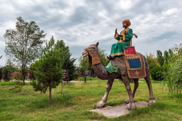 Xaçmaz, Azerbaycan - Eylül 02. 2018. heykeller Şehir Parkı, deve Rider