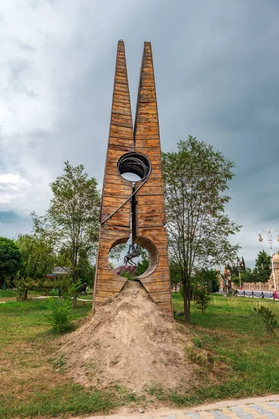 Khachmaz Azerbejdżan Wrzesień 2018 Rzeźby Parku Miejskim Ogromny Clothespin — Zdjęcie stockowe