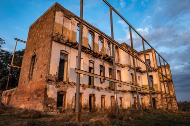 Dış eski terk edilmiş evde mahvetti