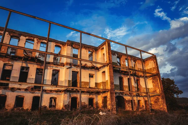 Esterno Della Vecchia Casa Abbandonata Rovina — Foto Stock