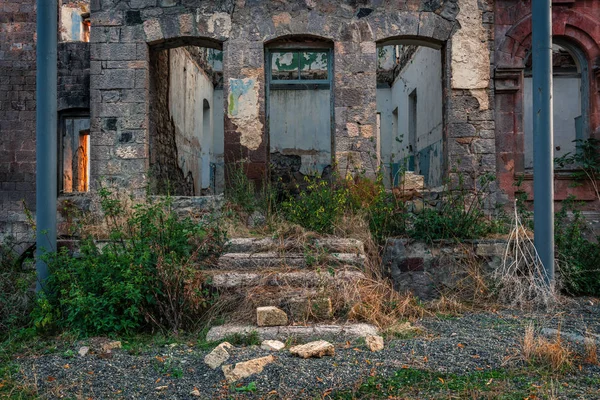 Вход Старый Разрушенный Дом — стоковое фото