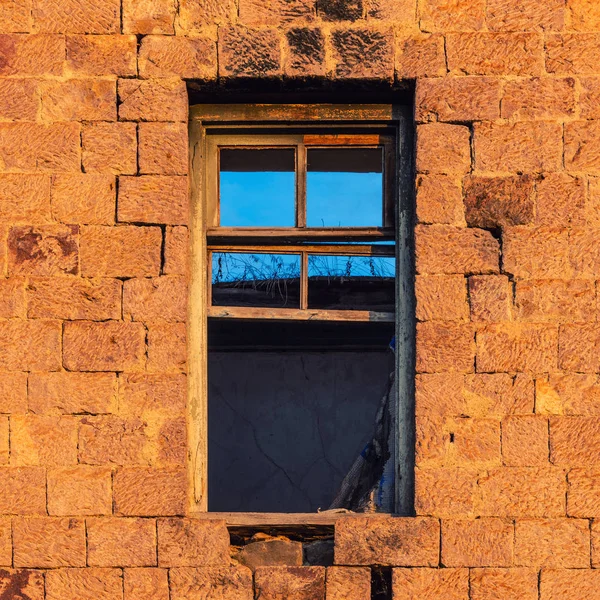 Окно Стене Старого Разрушенного Дома — стоковое фото