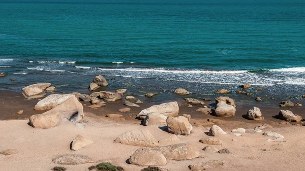 Rotsachtige Kust Met Turquoise Water Het Strand — Stockfoto