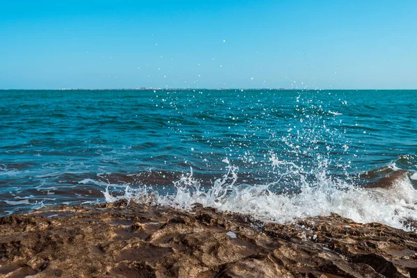 Onda Rompe Sulla Roccia — Foto Stock