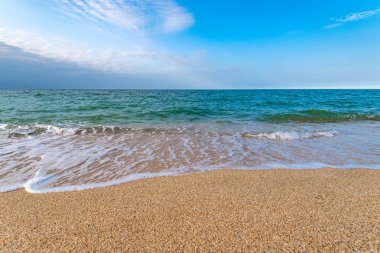 Sarı kum ve turkuaz su ile boş plaj