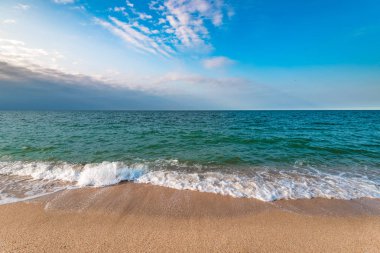 Sarı kum ve turkuaz su ile boş plaj