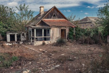 Ahşap kırsal ev ve avlu terk edilmiş