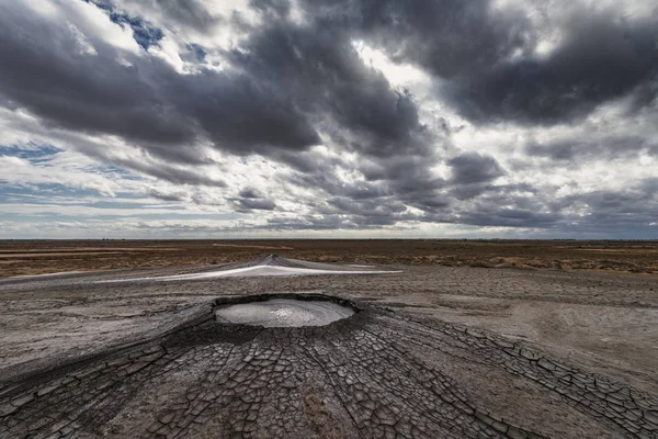 泥の火山の噴火 自然現象を驚くべき — ストック写真