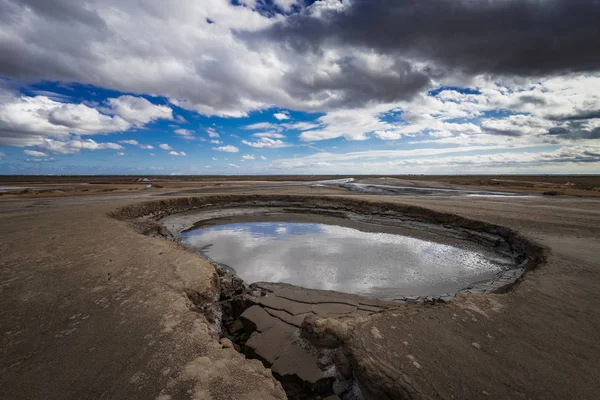 自然現象を驚くべき巨大な泥の火山のクレーター — ストック写真