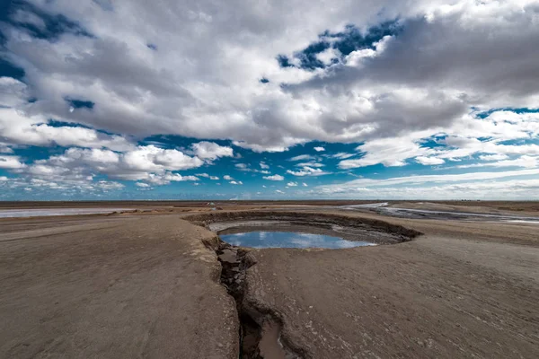 自然現象を驚くべき巨大な泥の火山のクレーター — ストック写真